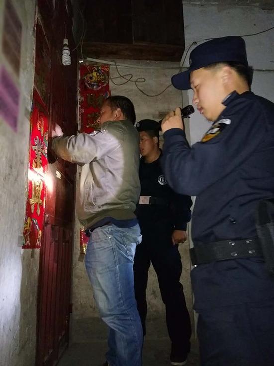 贵阳粗心妈妈误将幼女锁家中 