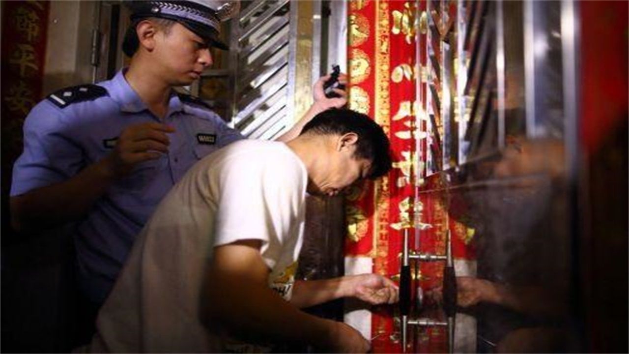 贵阳请开锁师傅开了锁后，师傅